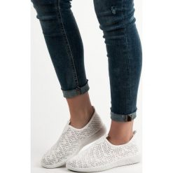 WSUWANE TEKSTYLNE OBUWIE. Czerwone trampki i tenisówki damskie SHELOVET, bez wzorów, bez zapięcia. Za 52,90 zł.