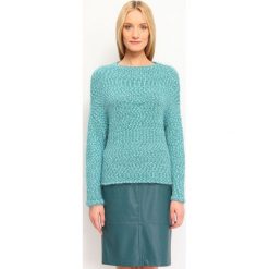 SWETER DŁUGI RĘKAW DAMSKI KLASYCZNY. Niebieskie swetry klasyczne damskie marki Top Secret, z dzianiny, klasyczne, z klasycznym kołnierzykiem. W wyprzedaży za 59,99 zł.