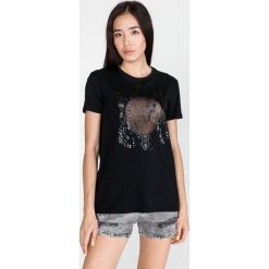 Versace Jeans Koszulka Czarny. Czarne bluzki damskie Versace Jeans, m, z nadrukiem, z bawełny, bez kołnierzyka, z krótkim rękawem. Za 838,95 zł.