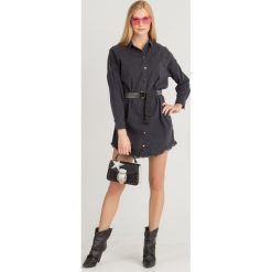 SUKIENKA PARISIAN Guess. Czarne sukienki damskie Guess, na co dzień, s, w paski, z bawełny, bez kołnierzyka, bez rękawów, mini, proste. Za 549,00 zł.