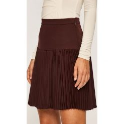 Marciano Guess - Spódnica. Brązowe spódniczki damskie MARCIANO GUESS, na co dzień, z aplikacjami, z elastanu, z podwyższonym stanem, mini, proste. W wyprzedaży za 499,90 zł.
