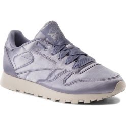 Buty Reebok - Cl Lthr Satin CM9801 Purple Fog/Classic Wht. Fioletowe buty sportowe damskie Reebok, bez wzorów, z tworzywa sztucznego, sportowe. W wyprzedaży za 269,00 zł.