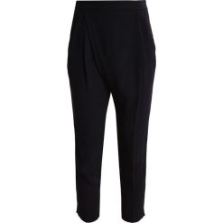 BOSS CASUAL SAMILLI Spodnie materiałowe schwarz. Czarne spodnie damskie BOSS Casual, bez wzorów, z wiskozy, casualowe. W wyprzedaży za 419,40 zł.