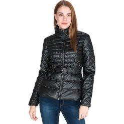 Guess Perrie Kurtka Czarny. Czarne kurtki damskie Guess, na jesień, m, w paski, z poliesteru, bez kaptura. Za 829,95 zł.
