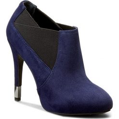 Półbuty GUESS - Sindy2 FLSN24 SUE09 DBLUE. Niebieskie półbuty damskie Guess, z aplikacjami, z zamszu, eleganckie, bez obcasa, na obcasie, bez zapięcia. W wyprzedaży za 499,00 zł.