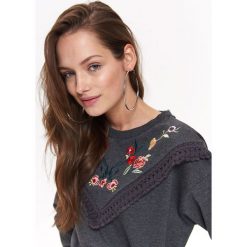 BLUZA DAMSKA, Z HAFTEM. Szare bluzy damskie marki TROLL, na lato, l, z haftami, z dzianiny. Za 89,99 zł.