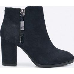 Caprice - Botki. Czarne botki damskie lity marki Caprice, z gumy. W wyprzedaży za 229,90 zł.