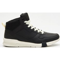 Buty sportowe Ronin - Czarny. Czarne buty sportowe męskie Cropp, bez zapięcia. W wyprzedaży za 59,99 zł.