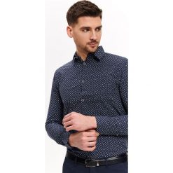 Koszula z nadrukiem regular fit. Koszule męskie Top Secret, na lato, m, z nadrukiem, z tkaniny, klasyczne, z klasycznym kołnierzykiem, bez rękawów. W wyprzedaży za 44,99 zł.