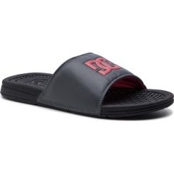 Klapki DC - Bolsa ADYL100026 Black/Grey/Red(XKSR). Czarne klapki męskie DC, bez wzorów, ze skóry ekologicznej. Za 99,00 zł.