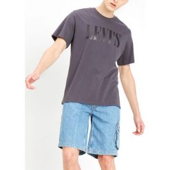 Levi's Koszulka Szary. Szare podkoszulki męskie Levi's®, s, z nadrukiem, z bawełny, bez kołnierzyka, krótkie. Za 102,95 zł.