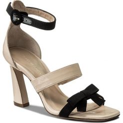 Sandały STUART WEITZMAN - Ally XL17470 Cashew Gloss. Brązowe klapki damskie Stuart Weitzman, bez wzorów, ze skóry, bez obcasa, na obcasie. W wyprzedaży za 1049,00 zł.