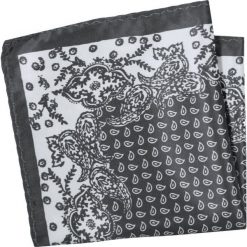 Biało-Szara Elegancka Męska Poszetka -ALTIES- 24x24 cm, w Drobny Wzór Paisley POSZALTTANIA0427. Szare poszetki męskie Alties, paisley, z materiału, eleganckie. Za 16,90 zł.