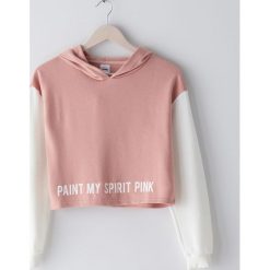 Krótka bluza z kapturem - Różowy. Różowe bluzy damskie Sinsay, s, bez wzorów, z krótkim rękawem, krótkie, z kapturem. Za 39,99 zł.