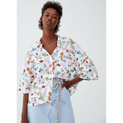 Luźna koszula basic z nadrukiem. Szare koszule body damskie marki Pull&Bear, z nadrukiem. Za 59,90 zł.