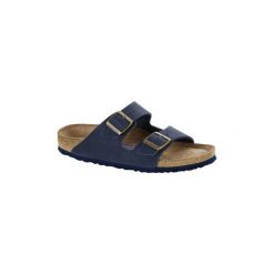Klapki Birkenstock ARIZONA SFB STEER NUBUCK LEATHER. Niebieskie klapki damskie Birkenstock, bez wzorów, z nubiku, bez obcasa. Za 352,03 zł.