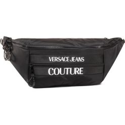 Saszetka nerka VERSACE JEANS COUTURE - E1YZAB63 71593 899. Czarne nerki damskie Versace Jeans Couture, bez wzorów, z jeansu, młodzieżowe, bez dodatków. Za 649,00 zł.
