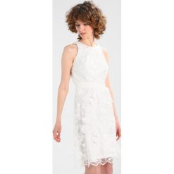S.Oliver BLACK LABEL KURZ Sukienka koktajlowa coconut white. Białe sukienki damskie marki s.Oliver BLACK LABEL, s, bez wzorów, z materiału, wizytowe, bez kołnierzyka, bez rękawów. W wyprzedaży za 535,20 zł.