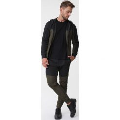 Zielony Komplet Dresowy Rayne. Zielone bluzy męskie Born2be, xl, bez wzorów, z dresówki, z kapturem, z długim rękawem, długie, z kapturem. Za 109,99 zł.