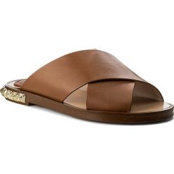 Klapki STUART WEITZMAN - Rockrose XL17451 Cuoio Arizona. Pomarańczowe klapki damskie marki Stuart Weitzman, z aplikacjami, ze skóry, bez obcasa, na obcasie. W wyprzedaży za 1069,00 zł.