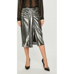 Answear - Spódnica Night Fever. Szare spódniczki damskie ANSWEAR, na co dzień, s, bez wzorów, z poliesteru, midi, proste. W wyprzedaży za 79,90 zł.