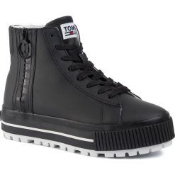 Sneakersy TOMMY JEANS - Hightop Cleated Zip Sneaker EN0EN00647 Black 990. Czarne półbuty damskie Tommy Jeans, na co dzień, bez wzorów, z jeansu, bez obcasa, na płaskiej podeszwie, bez zapięcia. Za 449,00 zł.