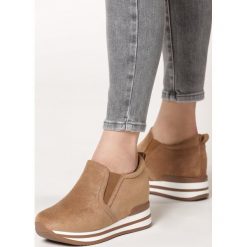 Camelowe Sneakersy Kaiser. Brązowe koturny damskie Born2be, z okrągłym noskiem, bez obcasa, na koturnie, bez zapięcia. Za 119,99 zł.