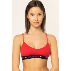 Biustonosz braletka TOMMY HILFIGER UW0UW01589. Czerwone biustonosze TOMMY HILFIGER, bez wzorów, z elastanu. W wyprzedaży za 109,00 zł.