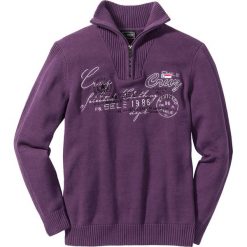 Sweter ze stójką Regular Fit bonprix jagodowy. Fioletowe swetry męskie bonprix, m, z haftami, ze stójką, bez kaptura. Za 44,99 zł.