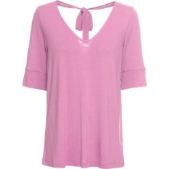 Shirt z dekoltem z tyłu bonprix jasnoróżowy. Różowe koszulki damskie bonprix, bez wzorów, eleganckie, z dekoltem w serek, z krótkim rękawem. Za 44,99 zł.