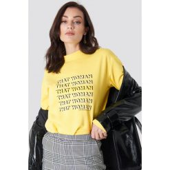 NA-KD Bluza That Woman - Yellow. Żółte bluzy damskie z nadrukiem marki NA-KD, z dzianiny. W wyprzedaży za 70,97 zł.