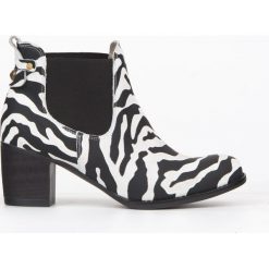 Nieocieplane sztyblety na obcasie - skóra naturalna - model 455 - kolor zebra. Pomarańczowe botki damskie Zapato, na zimę, ze skóry, klasyczne, na wysokim obcasie, na obcasie, bez zapięcia. W wyprzedaży za 319,20 zł.