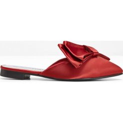 Klapki bonprix bordowy. Czerwone klapki damskie bonprix, bez wzorów, z materiału, bez obcasa. Za 59,99 zł.