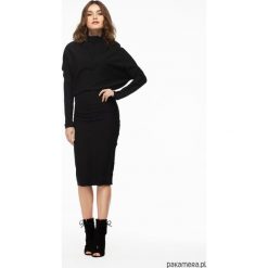 Sukienka dzianinowa z ozdobnymi szwami czarna. Czarne sukienki damskie Pakamera, s, z aplikacjami, z dzianiny, bez kołnierzyka, bez rękawów, midi. Za 158,00 zł.