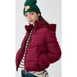 Pikowana kurtka z kapturem. Czerwone kurtki damskie pikowane Pull&Bear, z kapturem. Za 139,00 zł.