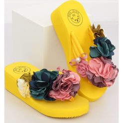 Klapki na piankowej podeszwie żółte FM5050 YELLOW. Żółte koturny damskie obuwie damskie, z aplikacjami, z tkaniny, bez obcasa, na platformie. Za 42,97 zł.