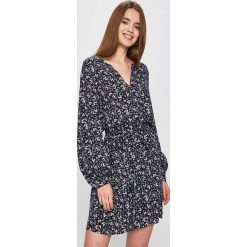 Answear - Sukienka Secret Garden. Sukienki damskie ANSWEAR, na co dzień, s, w kwiaty, z wiskozy, casualowe, bez kołnierzyka, z długim rękawem, długie, mini, rozkloszowane. W wyprzedaży za 149,90 zł.