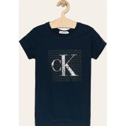 Calvin Klein Jeans - T-shirt dziecięcy 140-176 cm. Niebieskie bluzki dziewczęce Calvin Klein Jeans, z nadrukiem, z bawełny, z okrągłym kołnierzem, z krótkim rękawem, krótkie, bez kaptura. Za 159,90 zł.