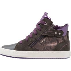 Geox KALISPERA Tenisówki i Trampki wysokie dark grey. Szare trampki chłopięce Geox, z materiału. W wyprzedaży za 279,20 zł.