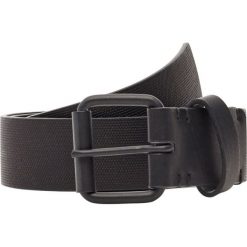 Pasek z metalową sprzączką i wytłoczeniem. Czarne paski męskie Pull&Bear, w paski. Za 29,90 zł.