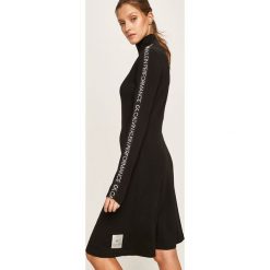 Calvin Klein Performance - Sukienka. Czarne sukienki damskie Calvin Klein Performance, na co dzień, s, z aplikacjami, z elastanu, casualowe, bez kołnierzyka, z długim rękawem, długie, midi, rozkloszowane. Za 449,90 zł.