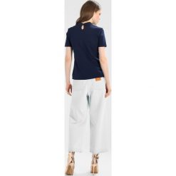 Lacoste LIVE Koszulka polo marine. Niebieskie bluzki damskie marki Lacoste LIVE, m, z bawełny, polo. Za 429,00 zł.