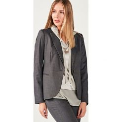 Marynarka w kolorze ciemnoszarym. Szare marynarki damskie PATRIZIA ARYTON, bez wzorów. W wyprzedaży za 449,95 zł.