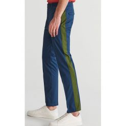 Spodnie chino z lampasami - Granatowy. Niebieskie spodnie męskie marki Reserved, m, bez wzorów. Za 129,99 zł.