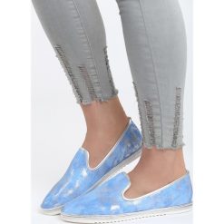 Niebieskie Slip On Victoria. Niebieskie mokasyny damskie Born2be, bez wzorów, ze skóry, bez obcasa, na płaskiej podeszwie, bez zapięcia. Za 79,99 zł.