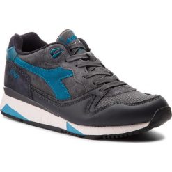 Sneakersy DIADORA - V7000 Premium 501.172294 01 C6990 Castle Rock/Nine Iron/Lyo. Szare sneakersy męskie Diadora, bez zapięcia. W wyprzedaży za 259,00 zł.