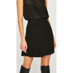 Answear - Spódnica Night Fever. Czarne spódniczki damskie ANSWEAR, uniwersalny, bez wzorów, z elastanu, mini, rozkloszowane. W wyprzedaży za 89,90 zł.