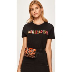 Patrizia Pepe - T-shirt. Czarne bluzki damskie Patrizia Pepe, m, z aplikacjami, z bawełny, z okrągłym kołnierzem. Za 289,90 zł.