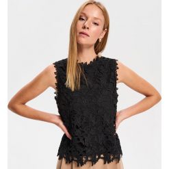 Elegancka bluzka z gipiurą - Czarny. Czarne bluzki damskie Reserved, bez wzorów, eleganckie, bez kołnierzyka, bez rękawów. Za 89,99 zł.