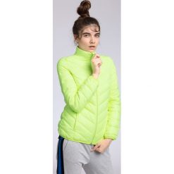 Kurtka puchowa damska KUD002 - żółty neon. Żółte kurtki damskie marki 4f, na lato, z materiału. W wyprzedaży za 199,99 zł.